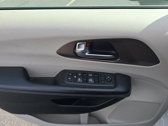 Used 2022 Chrysler Voyager LX image 13