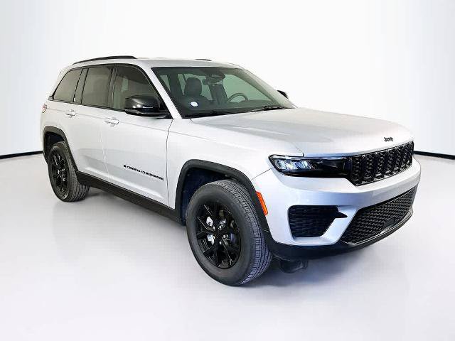Used 2025 Jeep Grand Cherokee Altitude AWD/4WD image 24