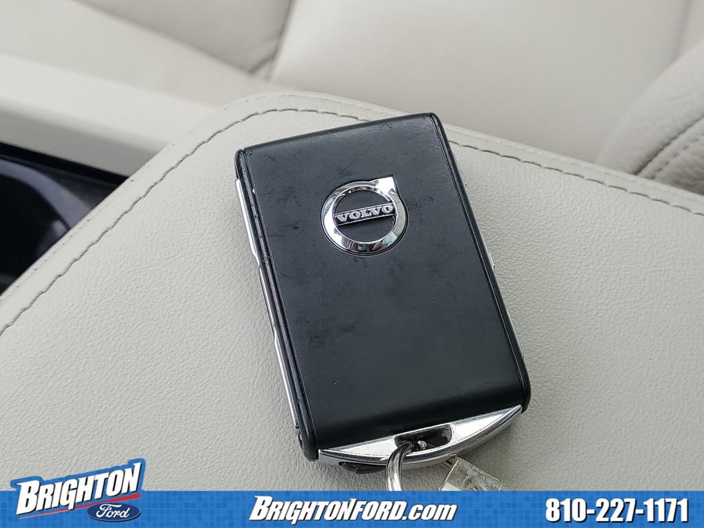 Used 2023 Volvo XC60 B5 Plus AWD/4WD image 33