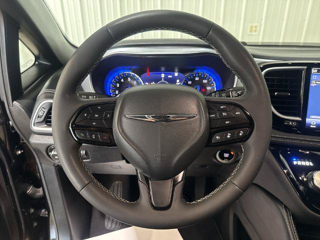 Used 2025 Chrysler Pacifica Limited FWD image 3
