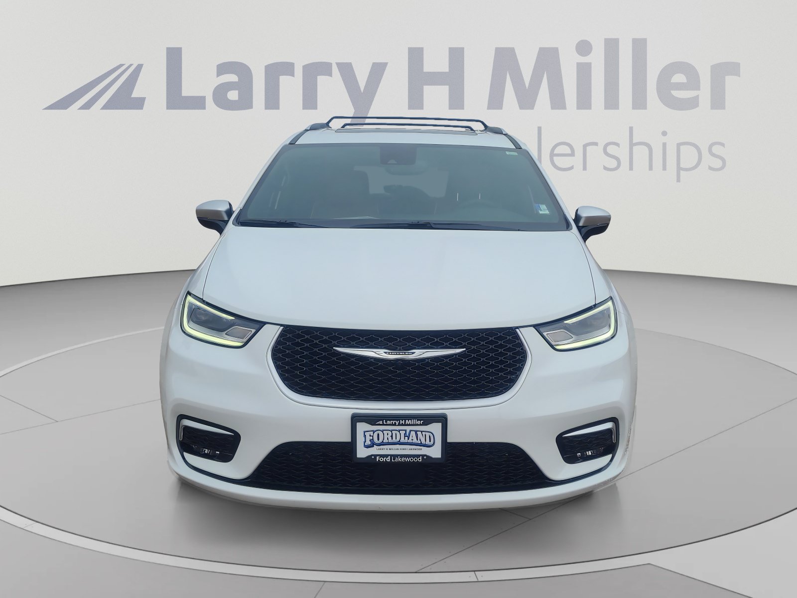 Used 2026 Chrysler Pacifica Pinnacle w/ Trailer Tow Group AWD/4WD image 8