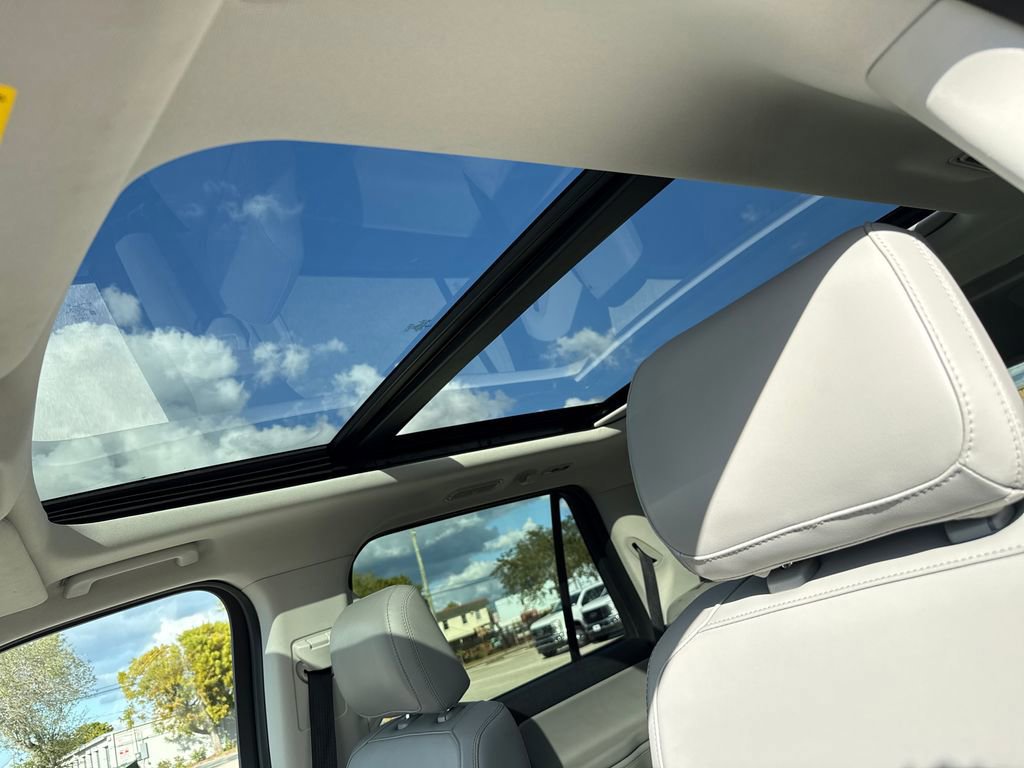 Certified 2025 Ford Expedition Active image 12