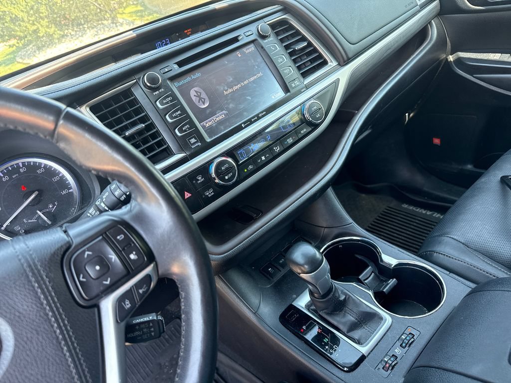 Used 2019 Toyota Highlander Limited Platinum AWD/4WD image 16