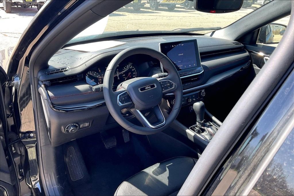 Used 2025 Jeep Compass Trailhawk AWD/4WD image 7