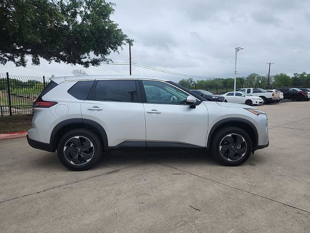 Used 2024 Nissan Rogue SV AWD/4WD image 2