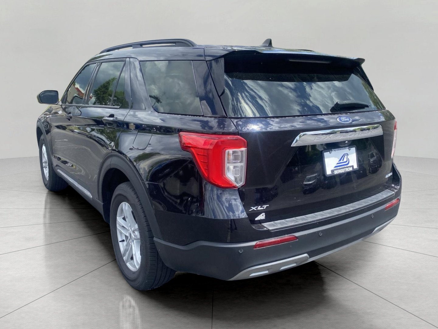 Certified 2024 Ford Explorer XLT w/ Equipment Group 202A AWD/4WD image 13