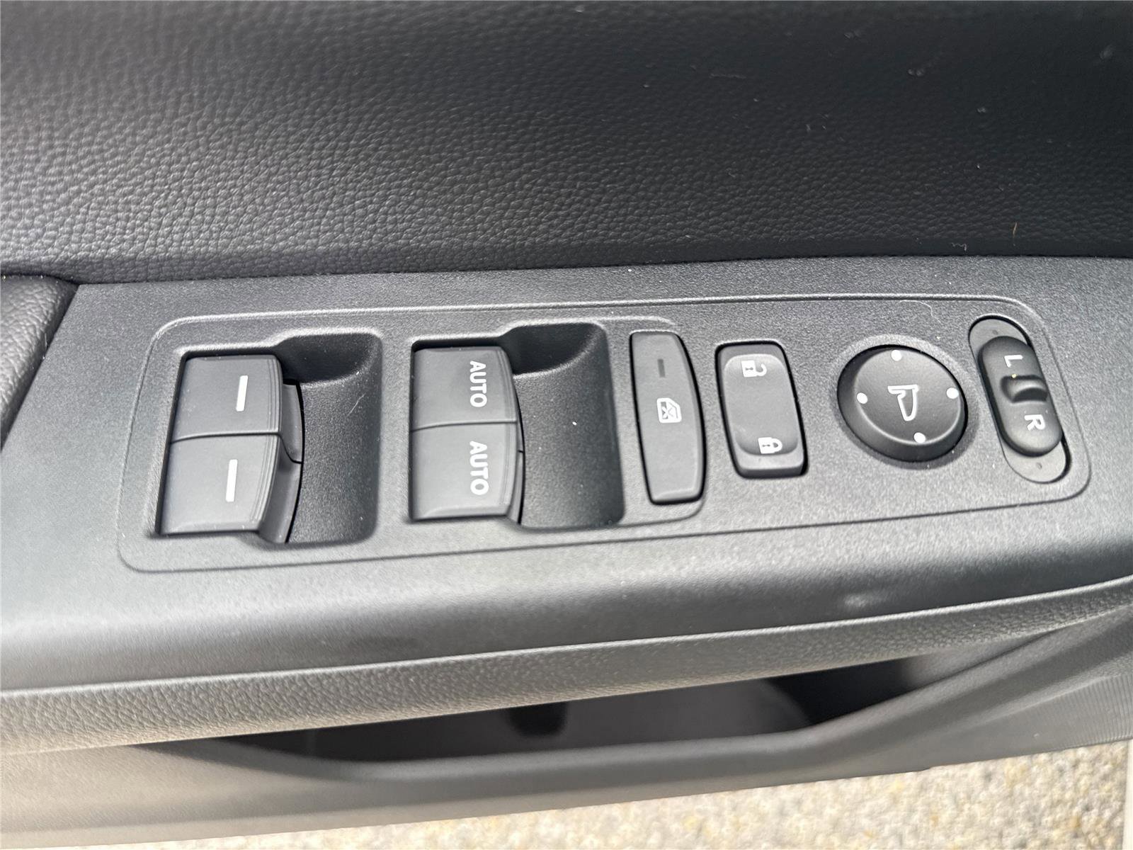 Used 2025 Honda CR-V EX image 4