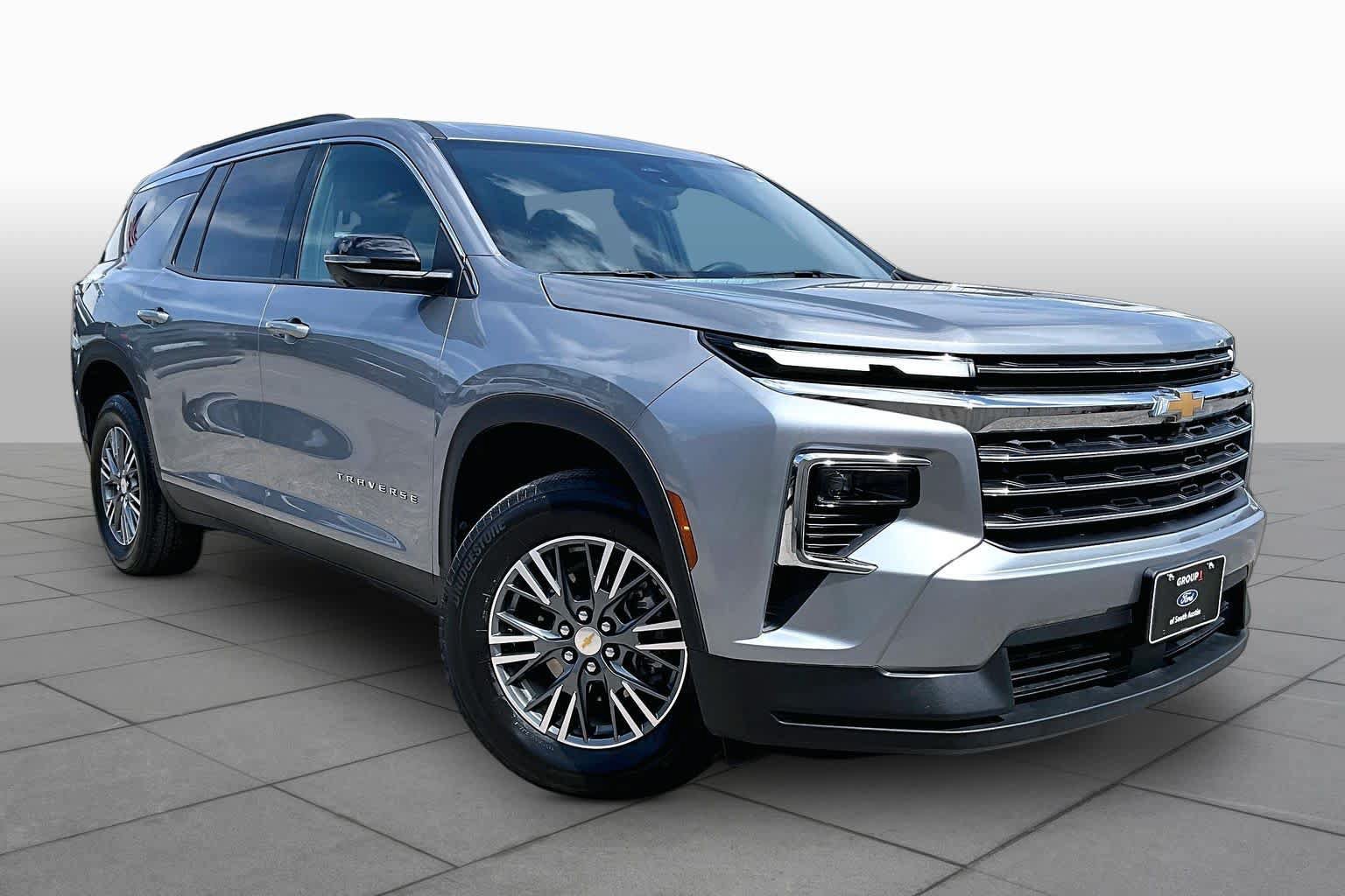 Used 2024 Chevrolet Traverse LT FWD image 3