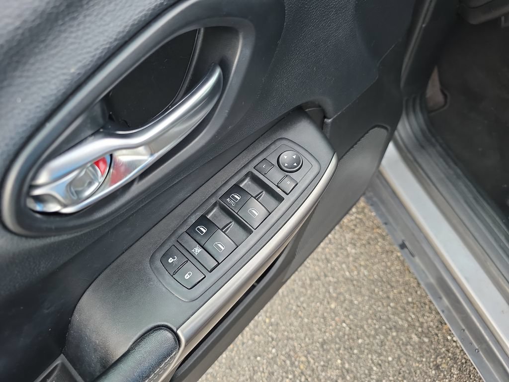 Used 2019 Jeep Cherokee Latitude w/ Popular Appearance Group FWD image 18