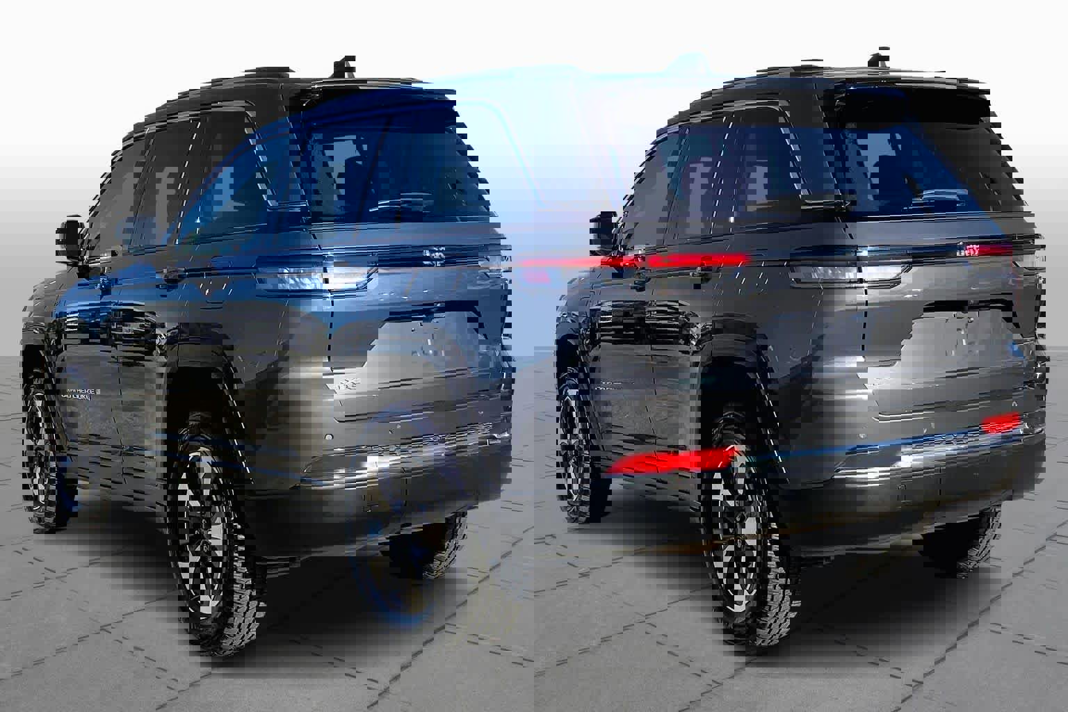 Used 2023 Jeep Grand Cherokee 4WD 4xe image 2