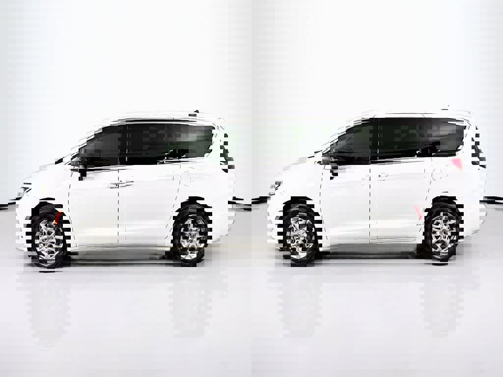 Used 2024 Chrysler Pacifica Touring-L image 2