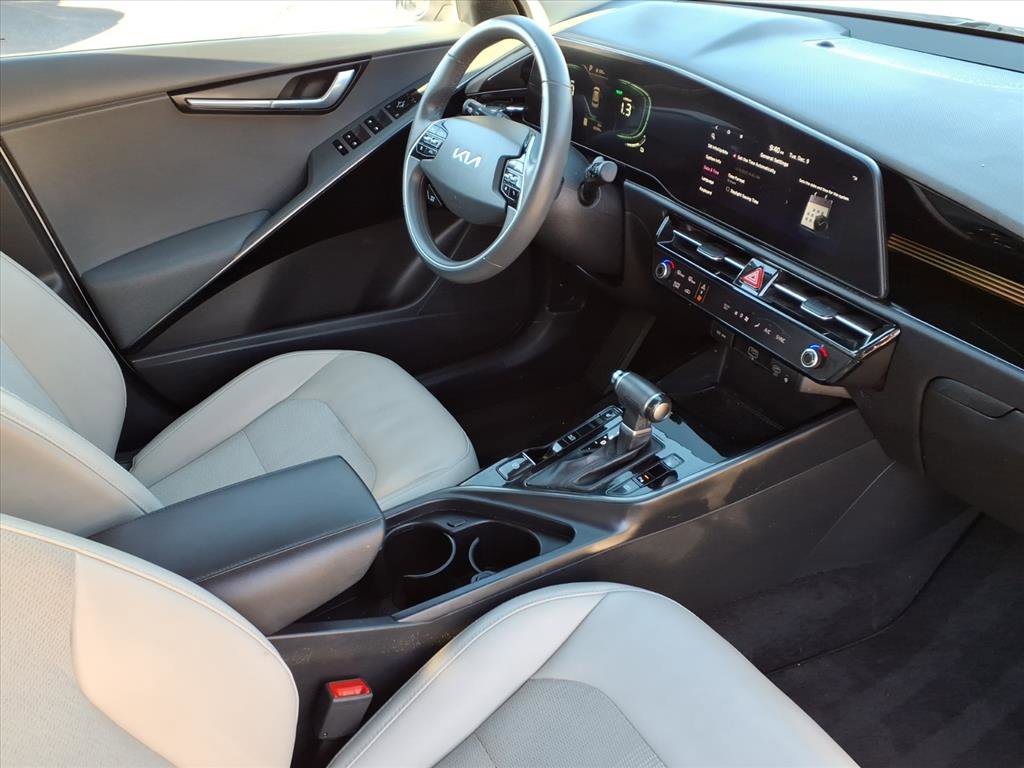 Used 2023 Kia Niro EX image 10