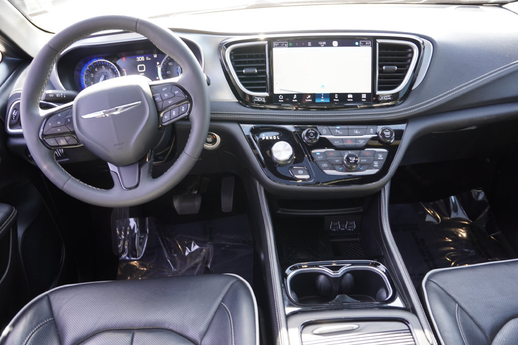 Used 2025 Chrysler Pacifica Limited FWD image 17