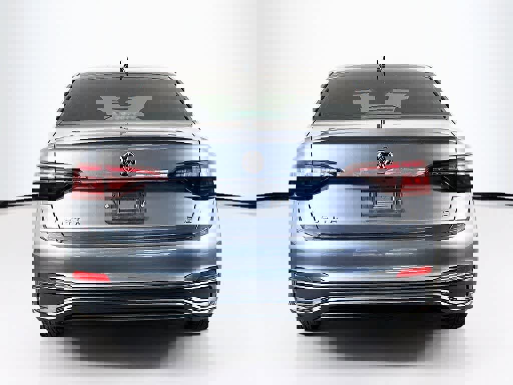 Used 2024 Volkswagen Jetta SE image 4