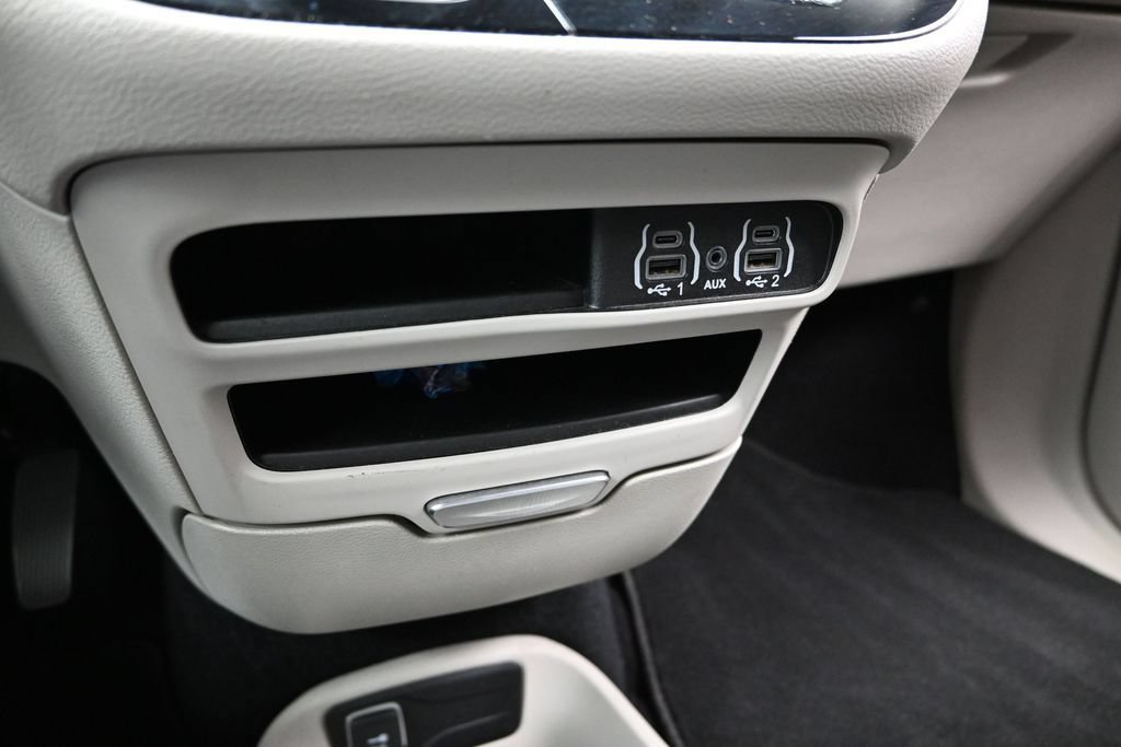 Used 2024 Chrysler Pacifica Touring-L FWD image 37