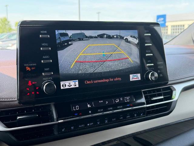 Used 2023 Toyota Sienna Platinum AWD/4WD image 18