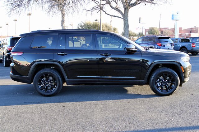 Used 2025 Jeep Grand Cherokee L Laredo image 12