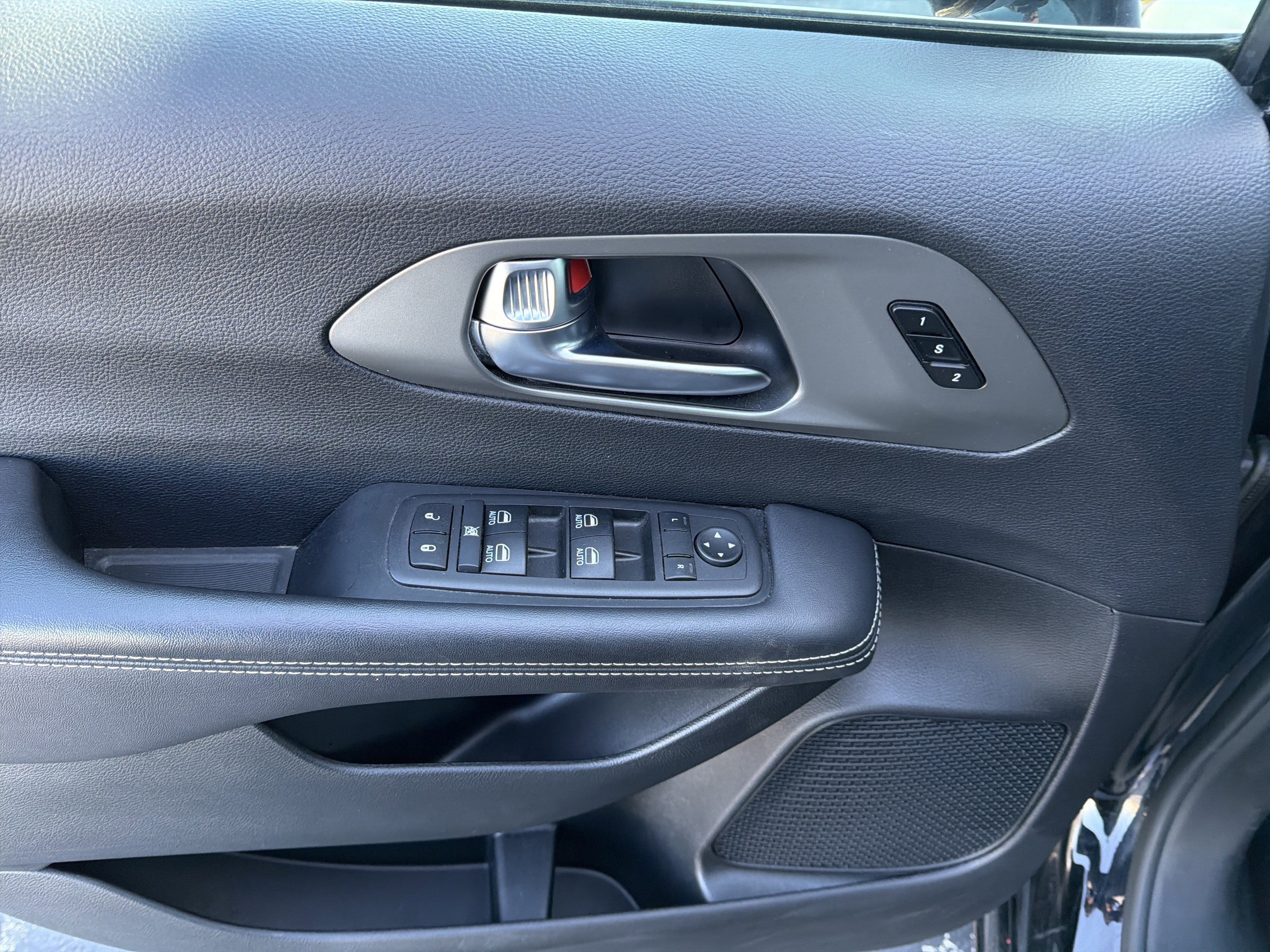 Used 2025 Chrysler Pacifica Select image 25