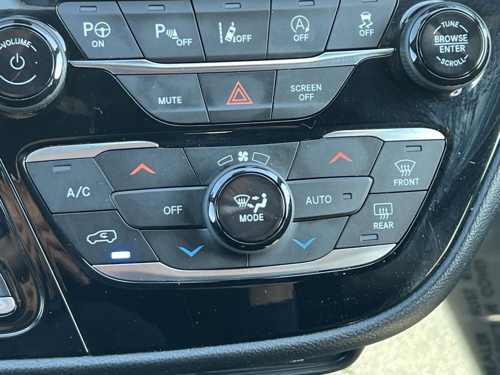 Used 2020 Chrysler Pacifica Touring-L FWD image 29