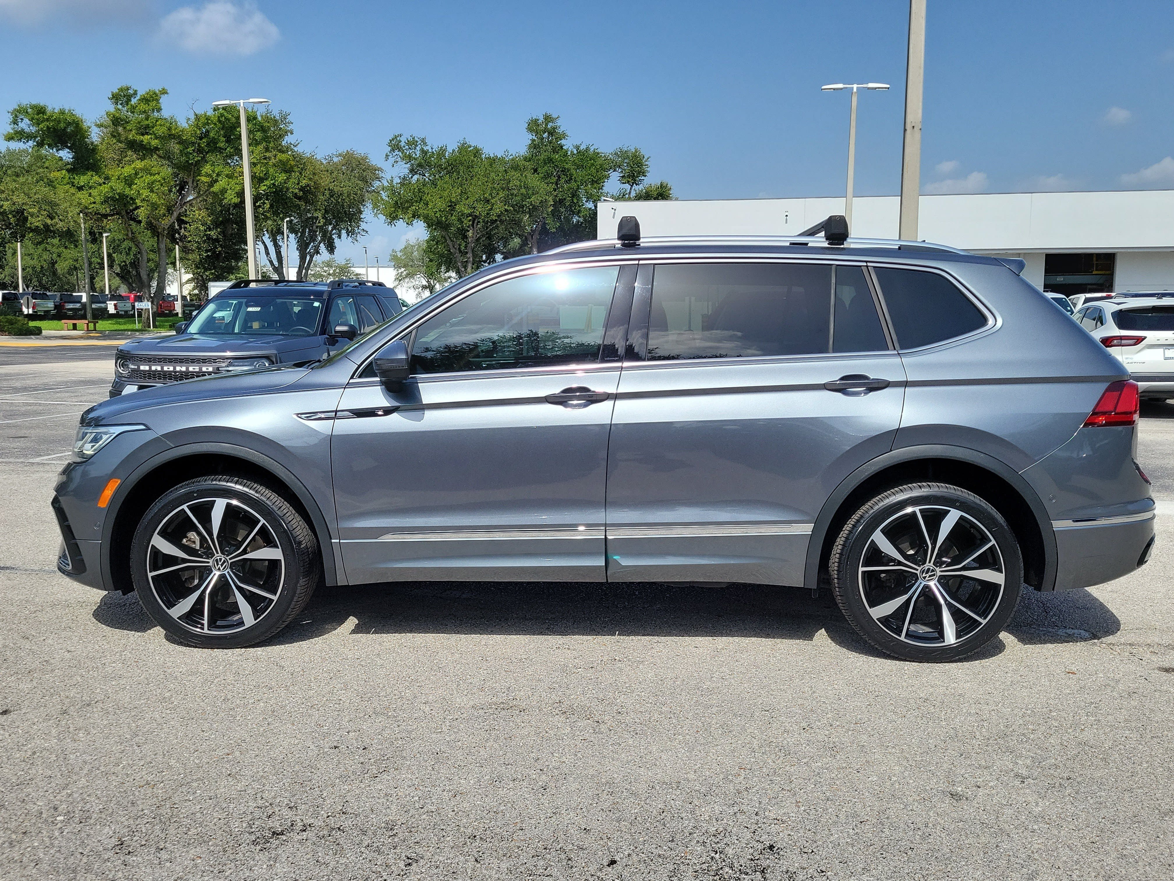 Used 2023 Volkswagen Tiguan SEL R-Line AWD/4WD image 6