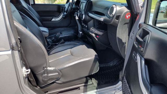 Used 2017 Jeep Wrangler Sahara w/ Connectivity Group AWD/4WD image 21