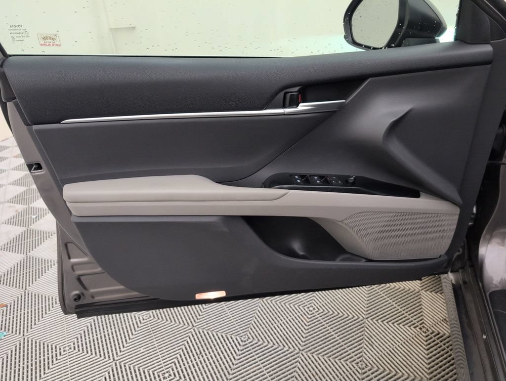 Used 2018 Toyota Camry LE FWD image 29