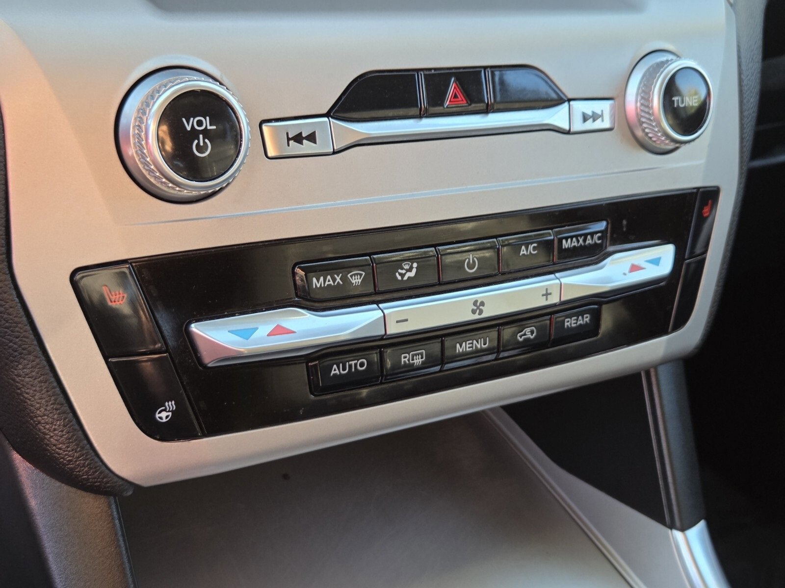 Certified 2022 Ford Explorer XLT w/ Equipment Group 202A image 23