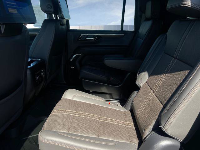 Used 2025 Chevrolet Suburban High Country AWD/4WD image 13