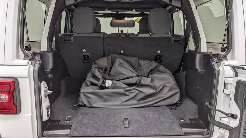Used 2025 Jeep Wrangler Unlimited Sahara AWD/4WD image 7