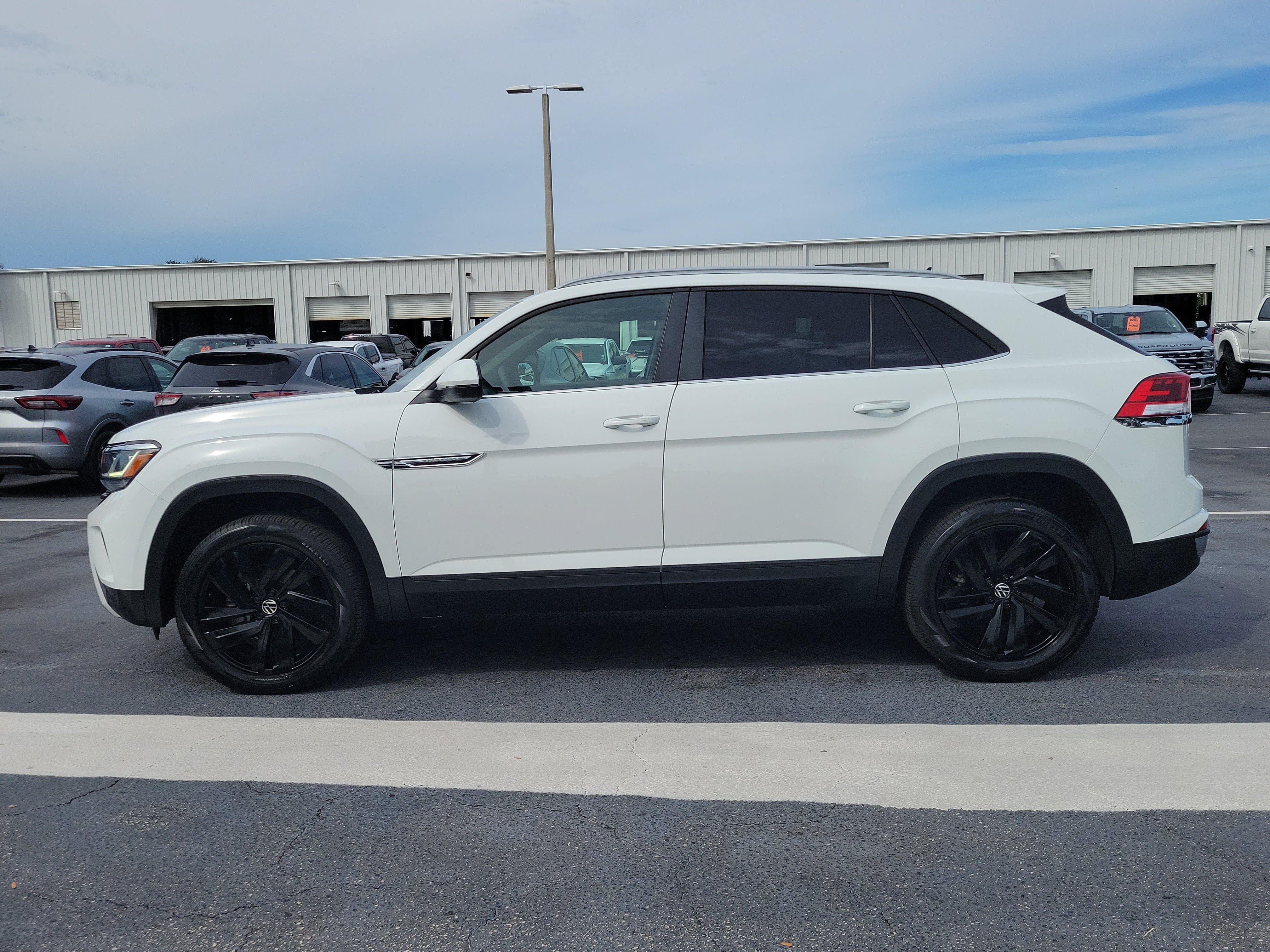 Used 2022 Volkswagen Atlas Cross Sport SE FWD image 6