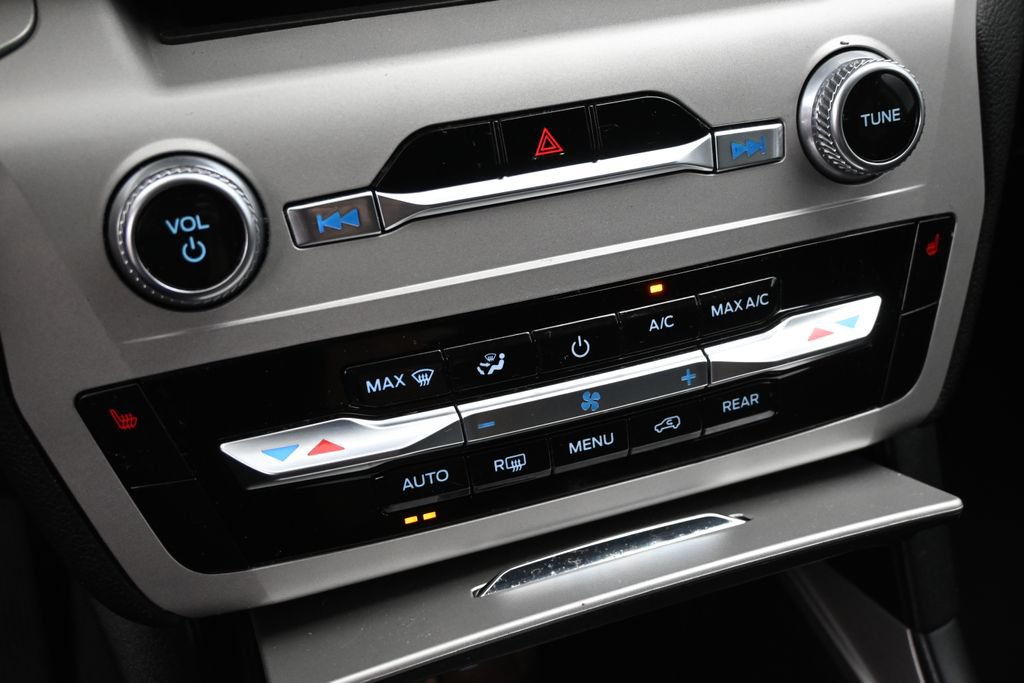 Certified 2023 Ford Explorer XLT RWD image 19