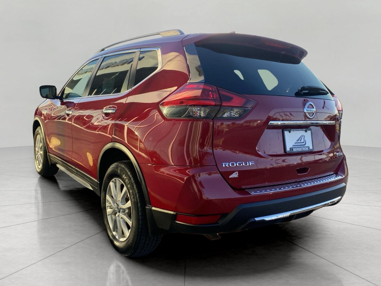 Used 2017 Nissan Rogue SV w/ Sun & Sound Touring Package AWD/4WD image 10