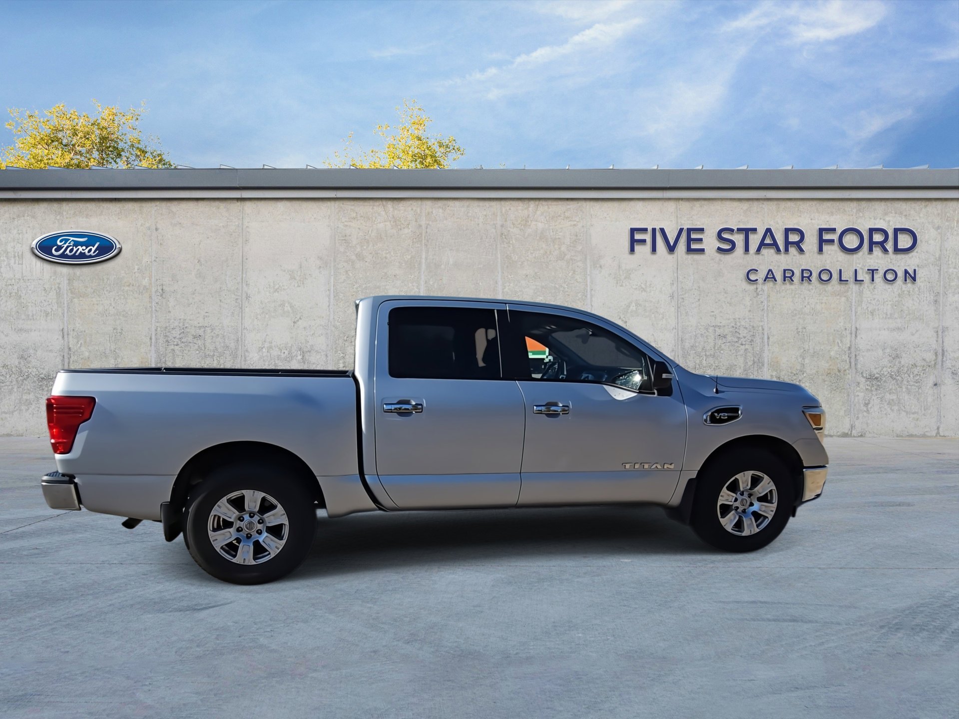 Used 2017 Nissan Titan SV image 10