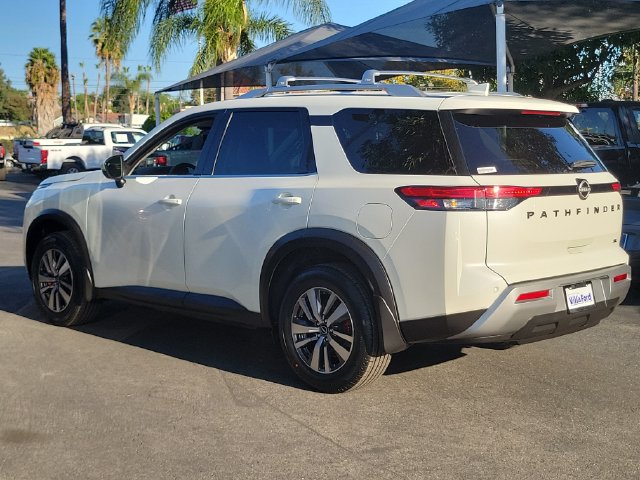 Used 2023 Nissan Pathfinder SL w/ Lighting Package (N92) FWD image 2