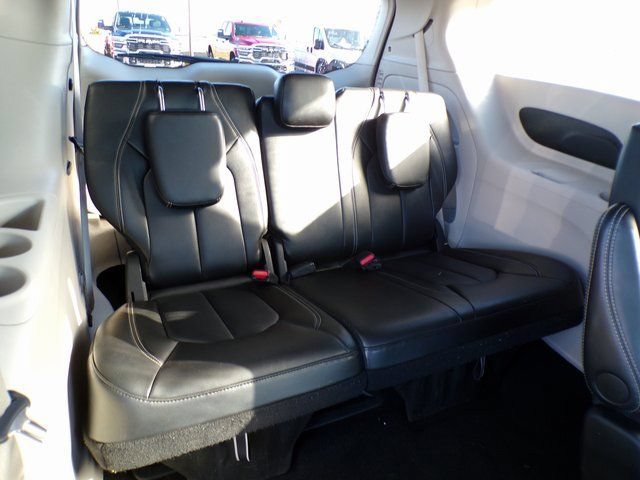 Used 2024 Chrysler Pacifica Touring-L FWD image 12