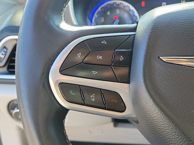 Used 2024 Chrysler Pacifica Touring-L FWD image 25