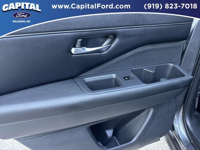 Used 2022 Nissan Pathfinder SL FWD image 17