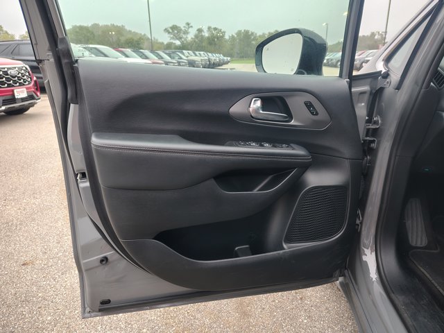 Used 2025 Chrysler Pacifica Select FWD image 10