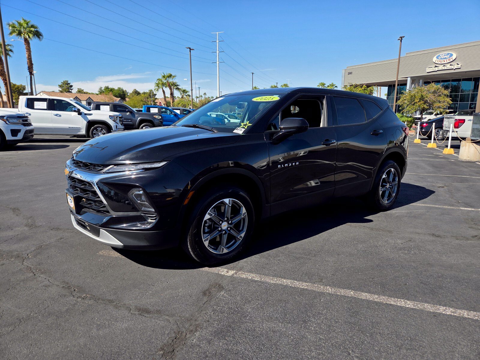Used 2025 Chevrolet Blazer LT FWD image 2