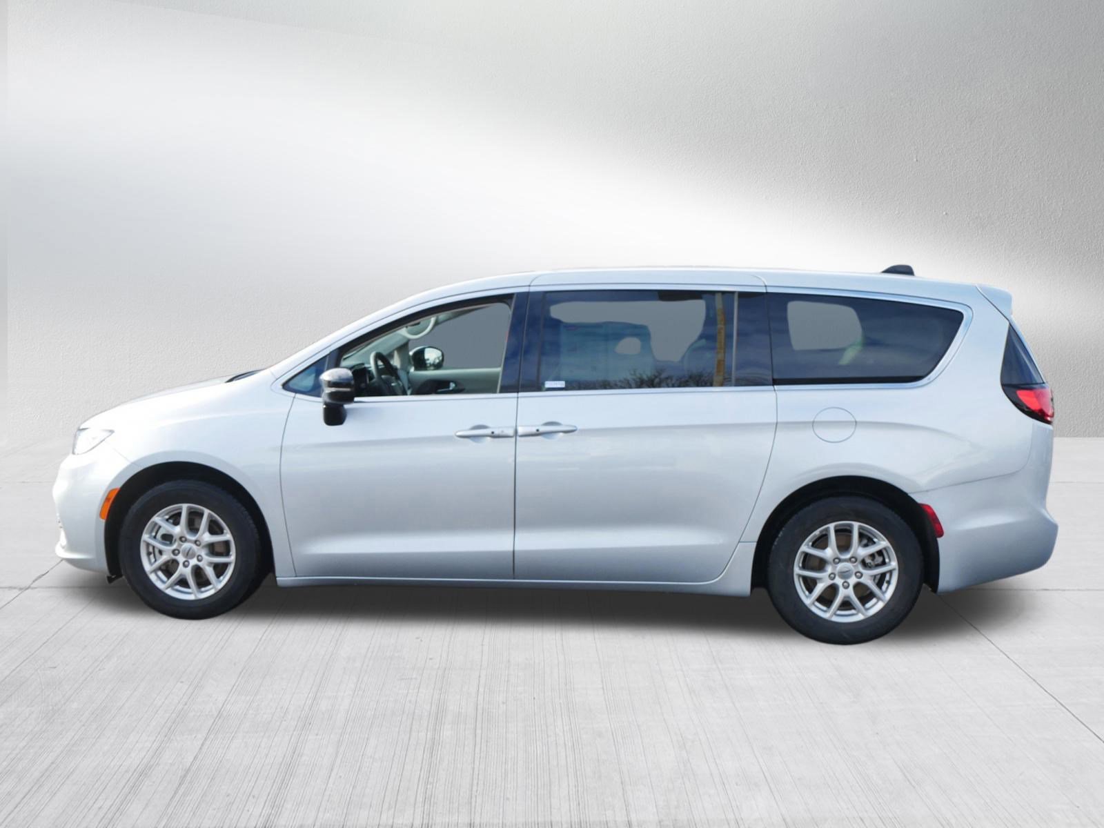 Used 2024 Chrysler Pacifica Touring-L image 2