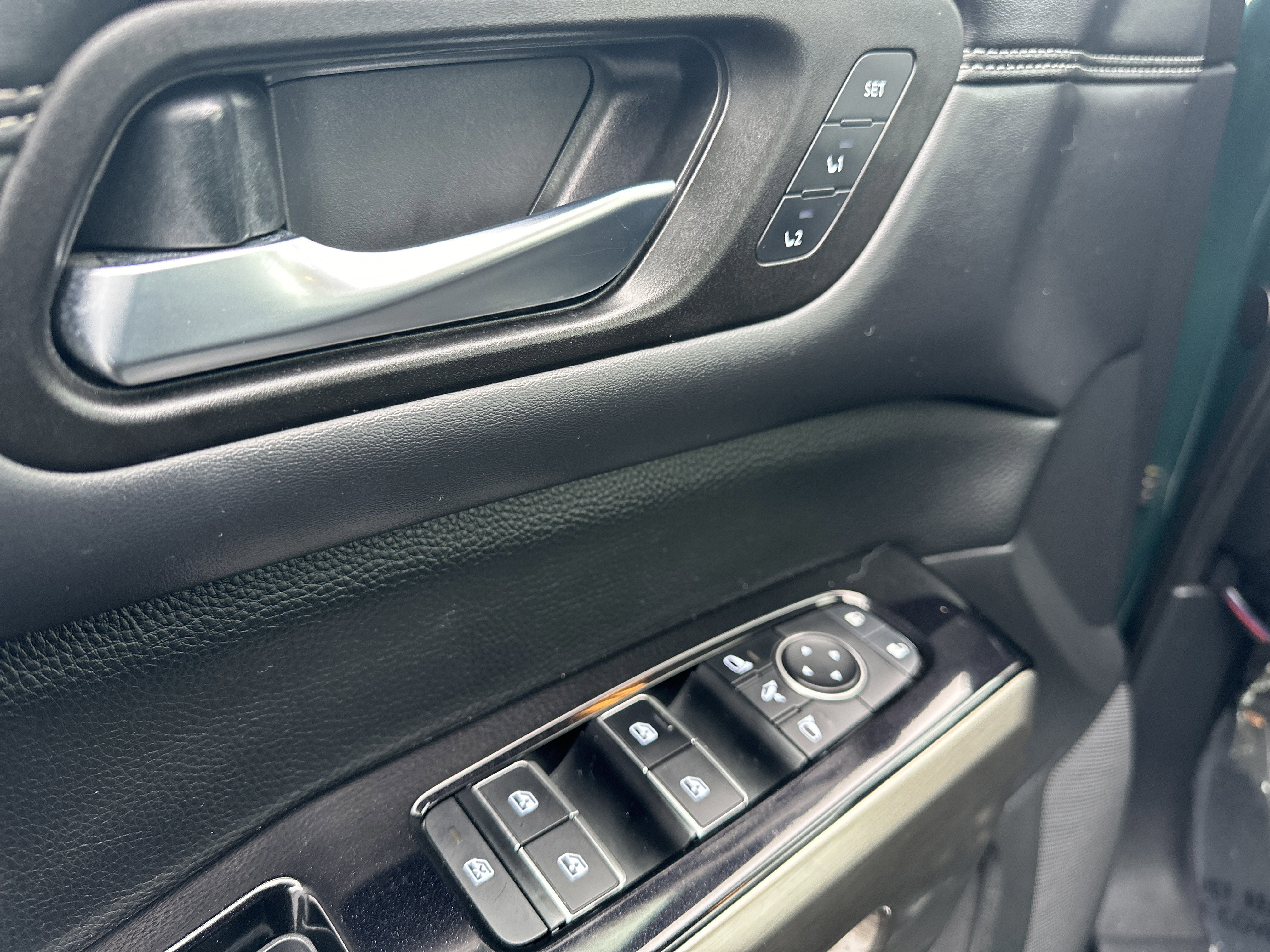 Used 2022 Nissan Pathfinder Platinum w/ Cargo Package image 15