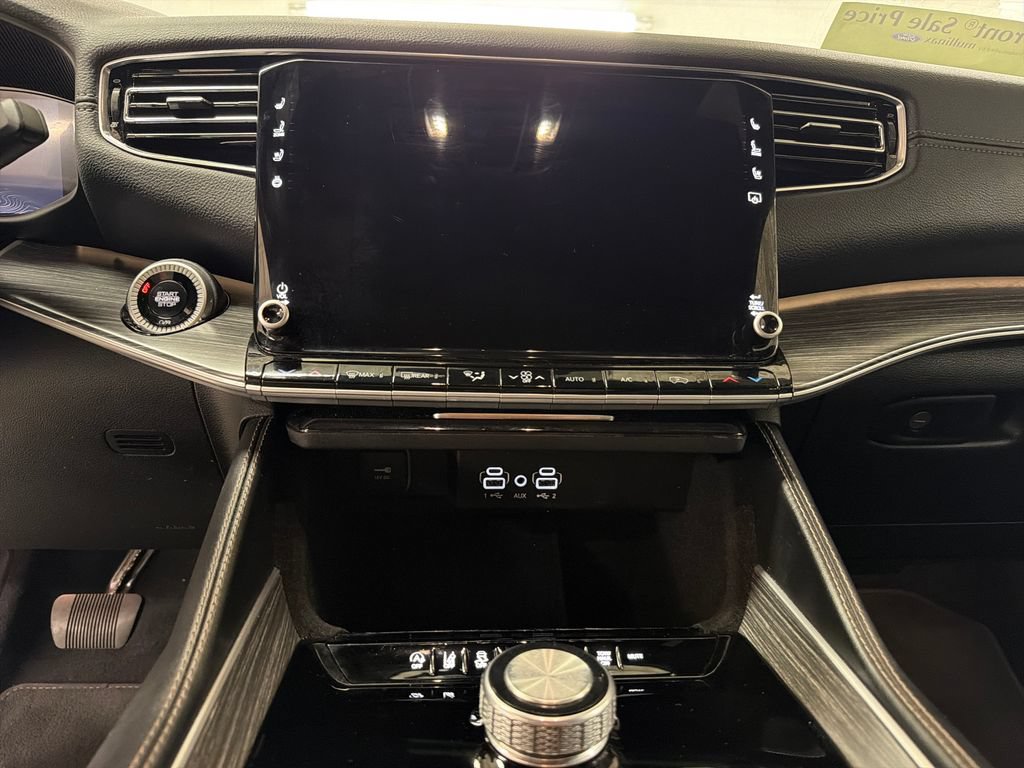 Used 2024 Jeep Wagoneer L Series II RWD image 22