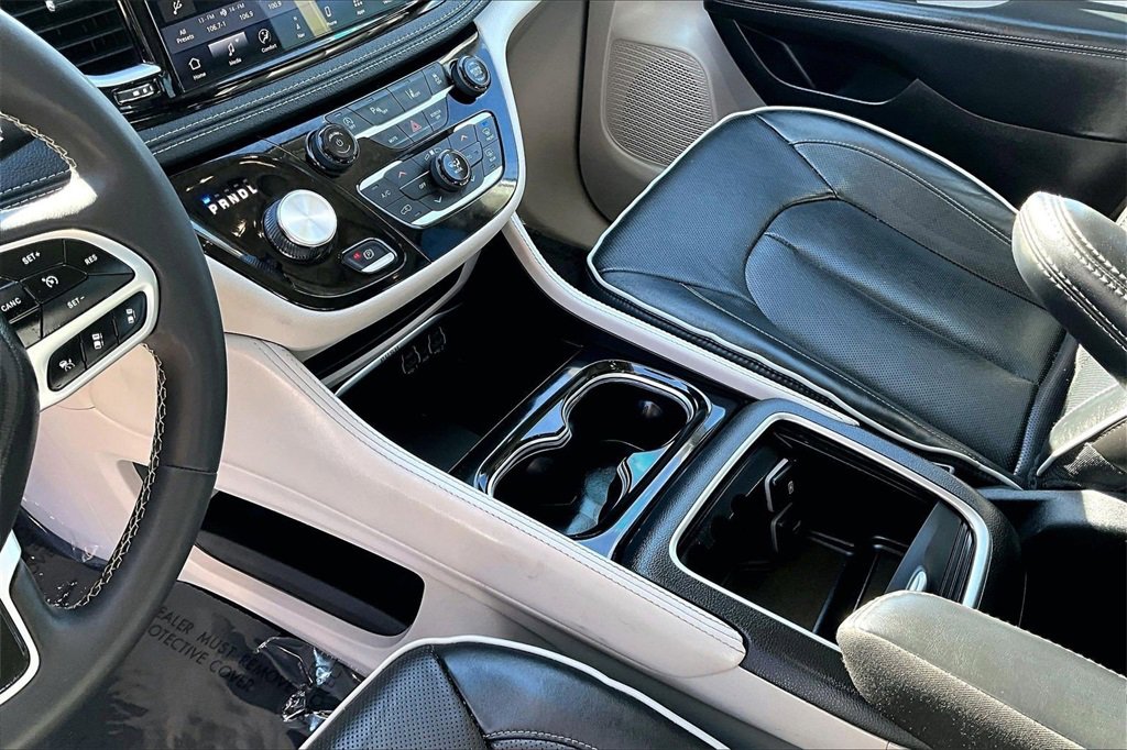 Used 2023 Chrysler Pacifica Limited image 16