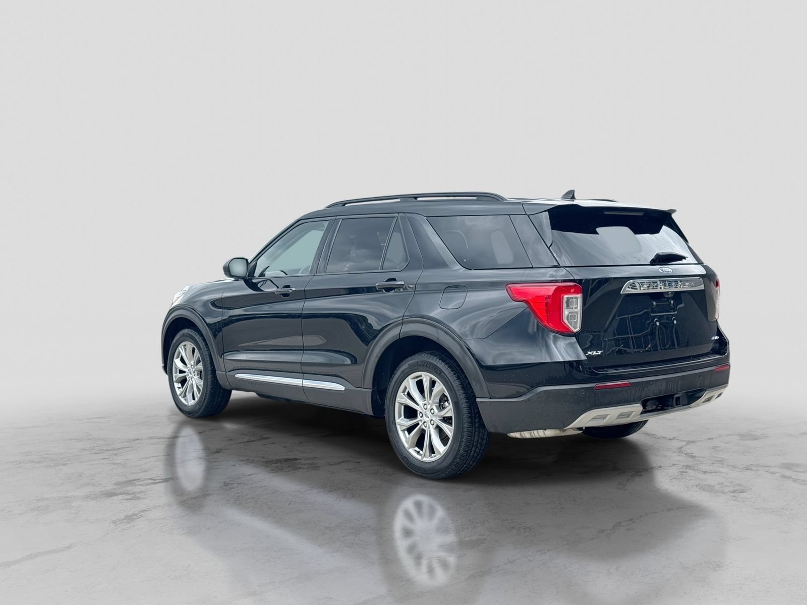 Certified 2023 Ford Explorer XLT w/ Equipment Group 202A AWD/4WD image 5