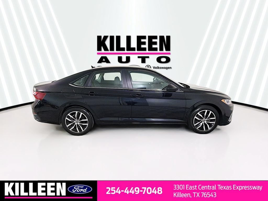 Used 2025 Volkswagen Jetta SE FWD image 9
