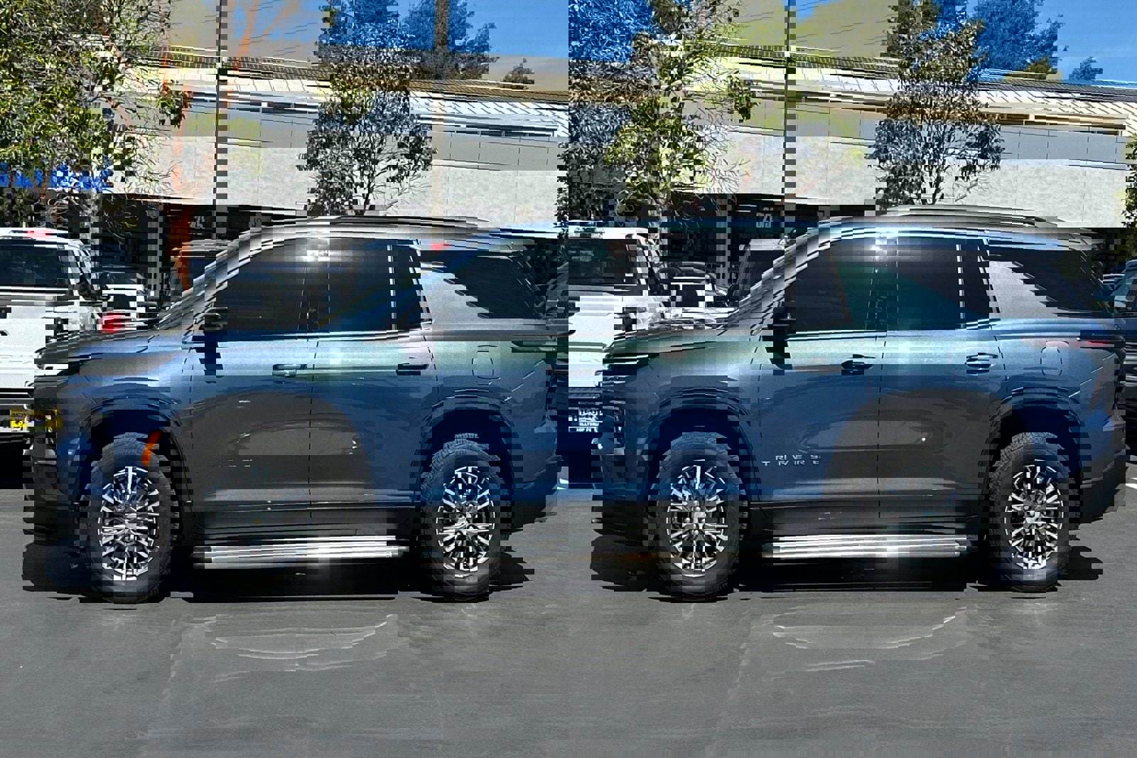 Used 2024 Chevrolet Traverse LT w/ Trailering Package image 2