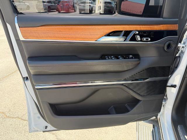 Used 2022 Jeep Grand Wagoneer Series III w/ Rear Seat Video Group 1 AWD/4WD image 12
