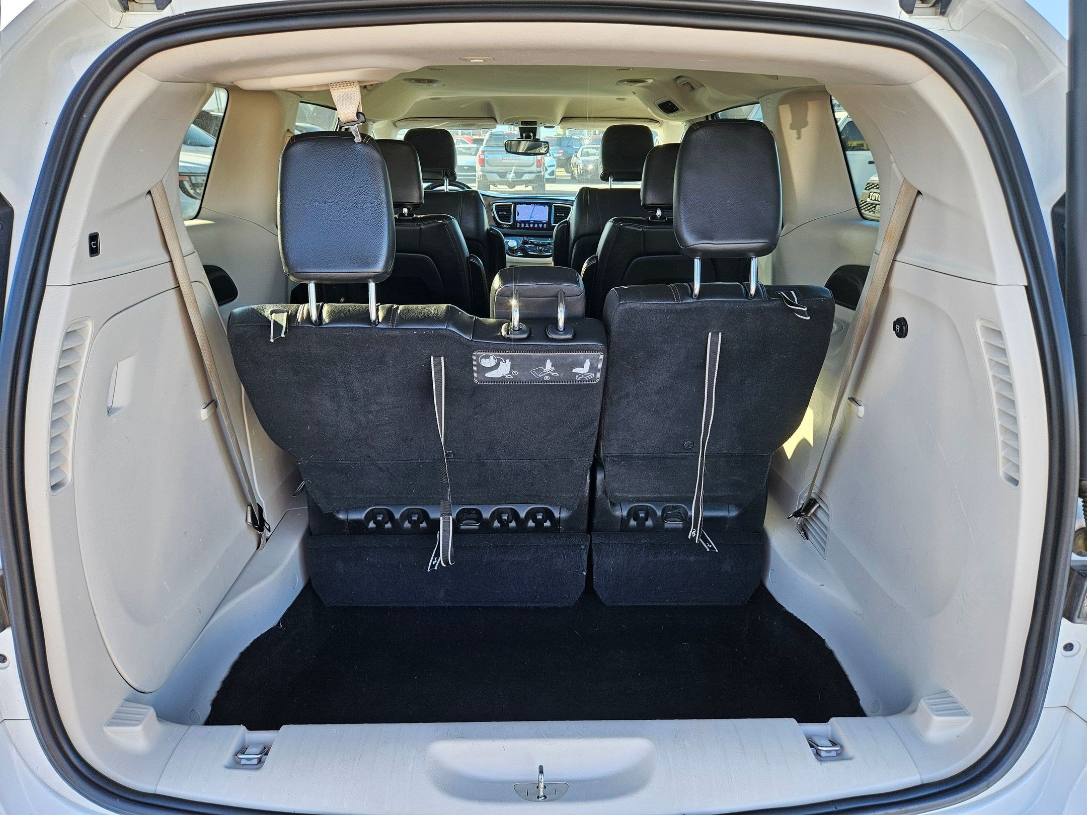 Used 2017 Chrysler Pacifica Touring-L FWD image 31