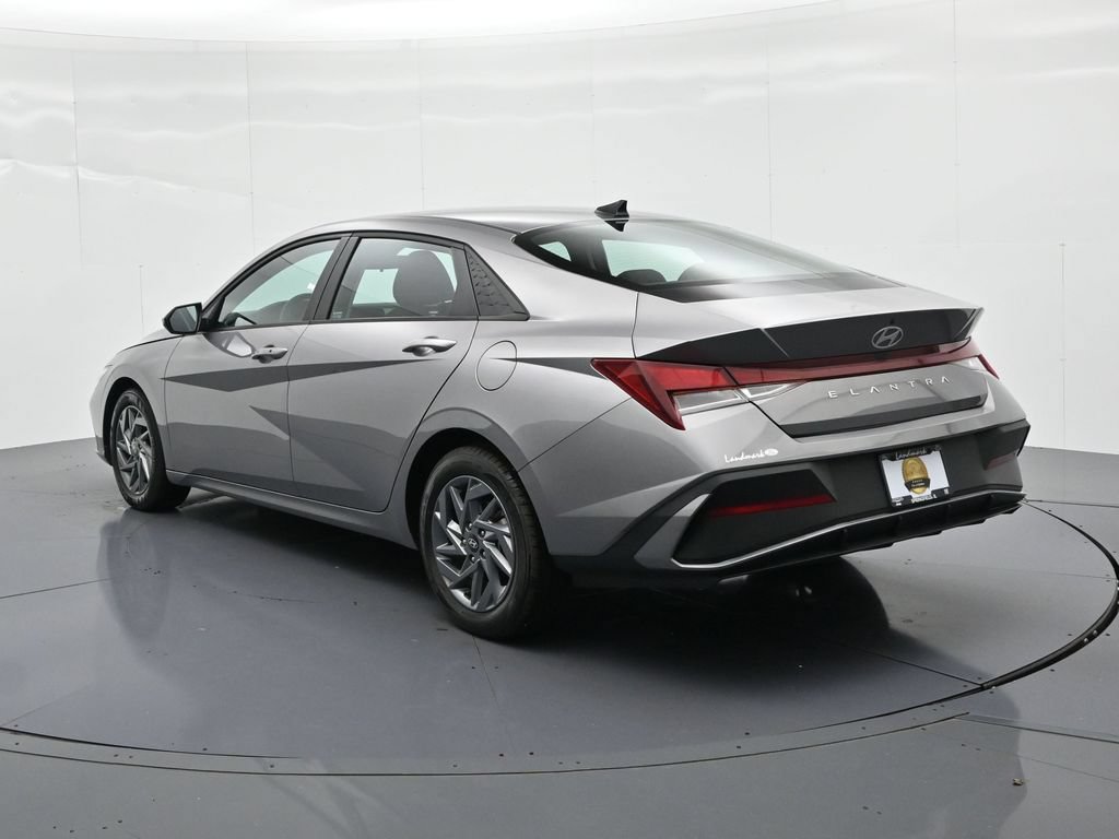 Used 2024 Hyundai Elantra SEL FWD image 8