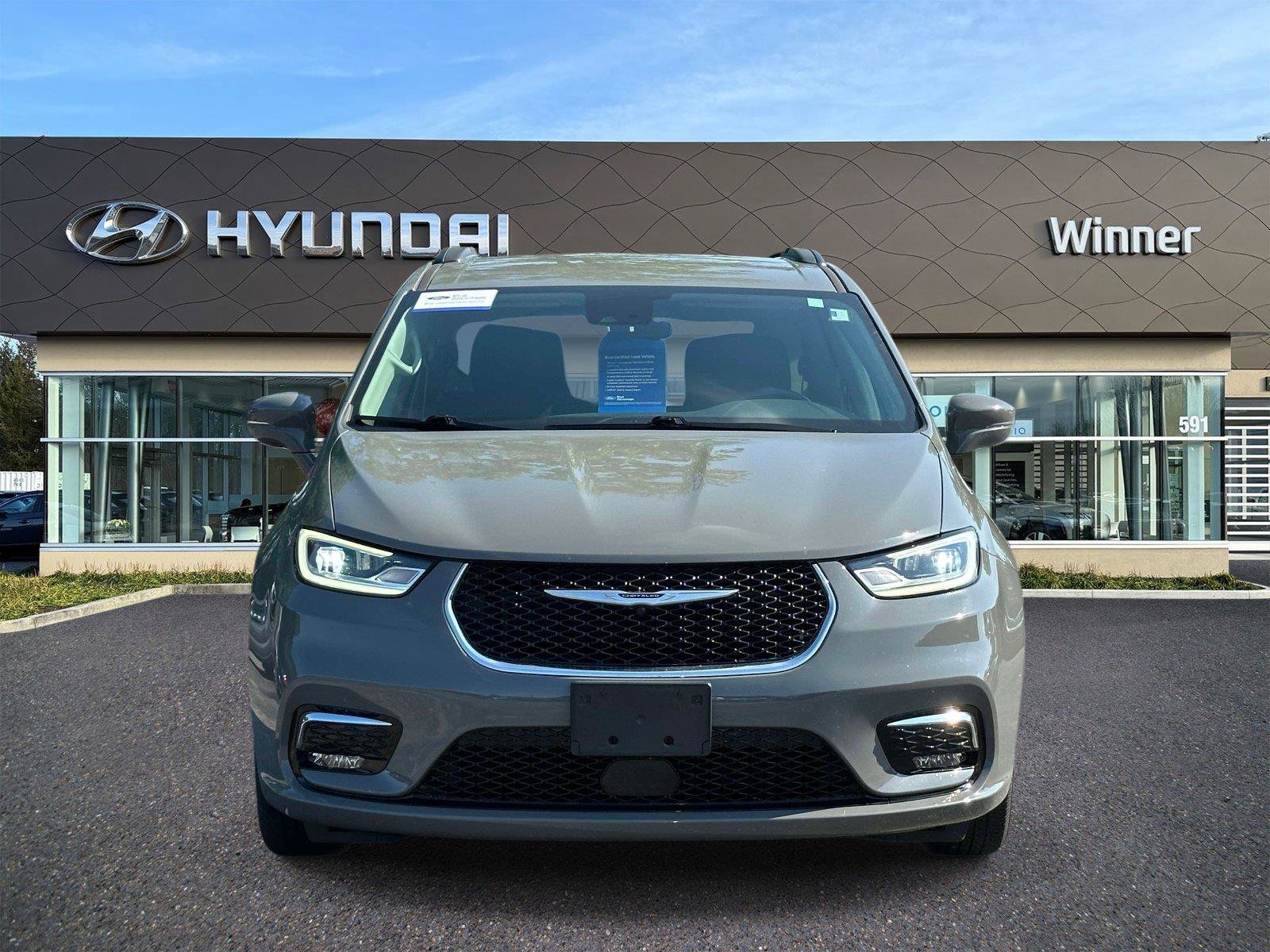 Used 2021 Chrysler Pacifica Touring w/ Cold Weather Group FWD image 6